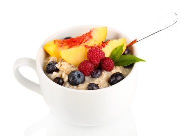 havermout in cup met bessen geïsoleerd op wit