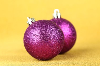 Noel topları Sarı zemin üzerine