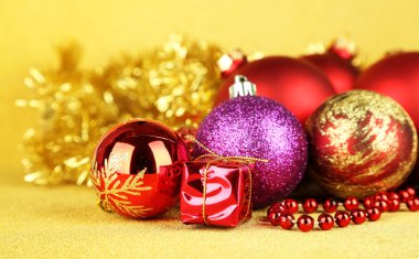 Sarı zemin üzerinde Noel süsleri