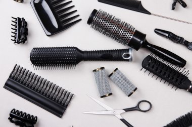 profesyonel kuaför Gereç gri arka plan üzerinde