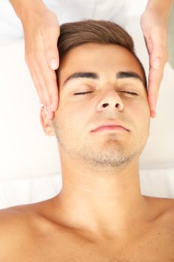 baş masajı kadar yakın olan adam