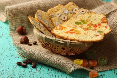 ahşap zemin üzerinde şekerlenmiş meyve ile bisküvi