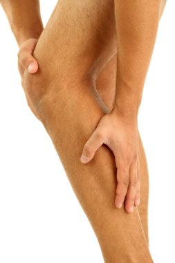 bacak ağrısı, üzerinde beyaz izole genç adamla