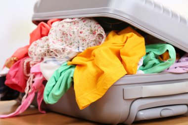 katta düzgünce katlanmış hiçbir şey ile bavul