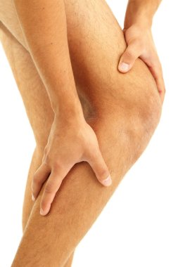 diz ağrısı, üzerinde beyaz izole genç adamla