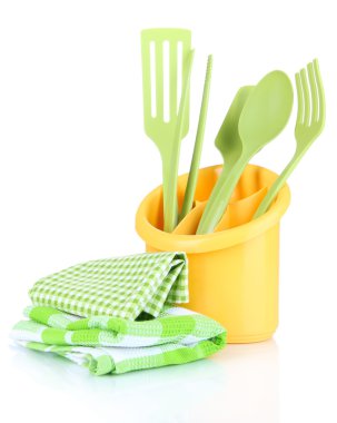 Plastik mutfak eşyaları üzerinde beyaz izole Kupası