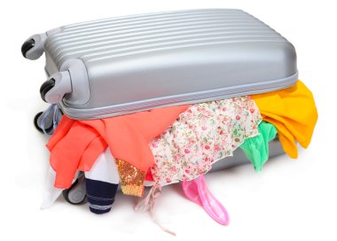 düzgünce katlanmış hiçbir şey üzerinde beyaz izole bavulla