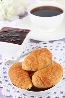 lezzetli croissants ve kahve tablo yakın çekim üzerinde