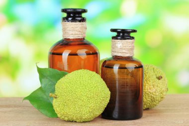 Osage turuncu meyveler (maclura pomifera) ve Tıp Şişeler, doğa zemin üzerine ahşap tablo