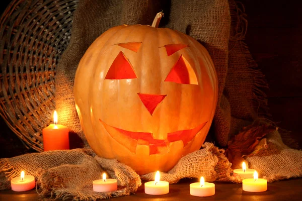 Calabaza y velas de halloween, sobre fondo de madera — Foto de Stock