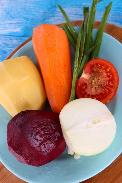Очищенные овощи на тарелке на салфетке — стоковое фото