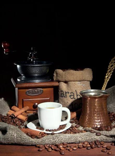 Taza de metal turco y café sobre fondo oscuro — Foto de Stock