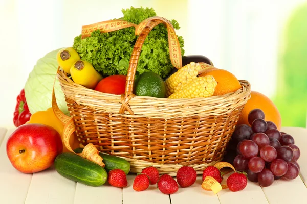 Verse groenten op tafel op lichte achtergrond — Stockfoto