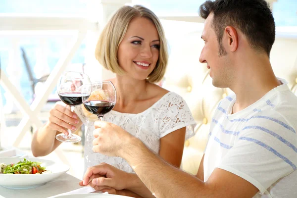 Mooi paar met romantisch diner in restaurant — Stockfoto