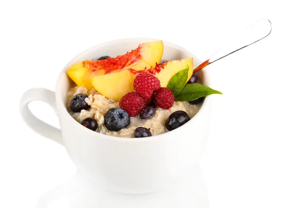 白で隔離される果実とカップのオートミール — ストック写真