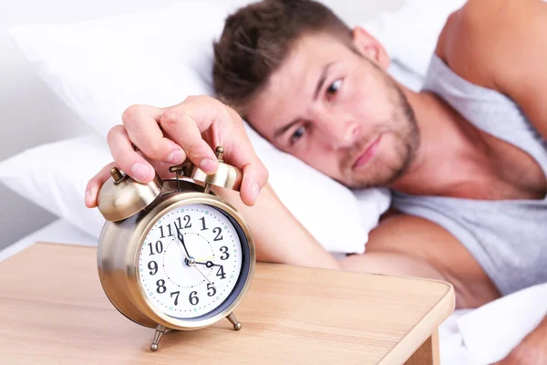 Schöner junger Mann im Bett — Stockfoto