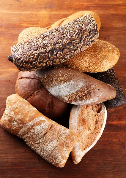 Sok kenyeret, fából készült táblán — Stock Fotó