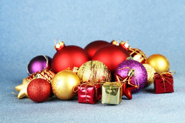 Boże Narodzenie dekoracje na niebieskim tle — Zdjęcie stockowe