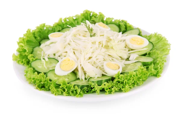 Salada deliciosa com ovos, repolho e pepinos, isolada em branco — Fotografia de Stock