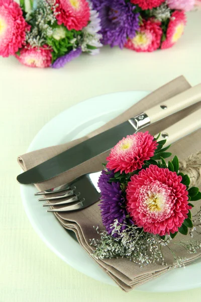 Slavnostní jídelní stůl nastavení, s květy — Stock fotografie