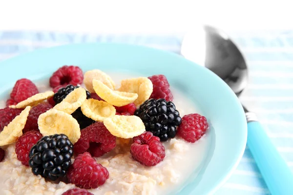 Harina de avena en tazón con bayas aisladas en blanco — Foto de Stock