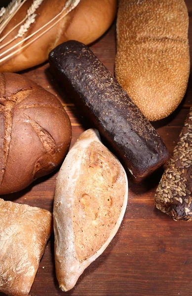 Mycket bröd på träskiva — Stockfoto