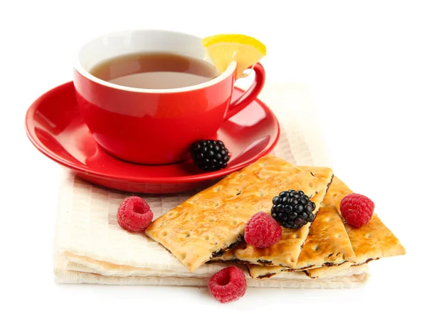 Taza de té con galletas y bayas aisladas en blanco —  Fotos de Stock