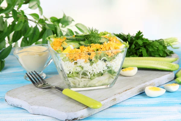 Délicieuse salade aux œufs, chou et concombres sur table en bois bleu — Photo