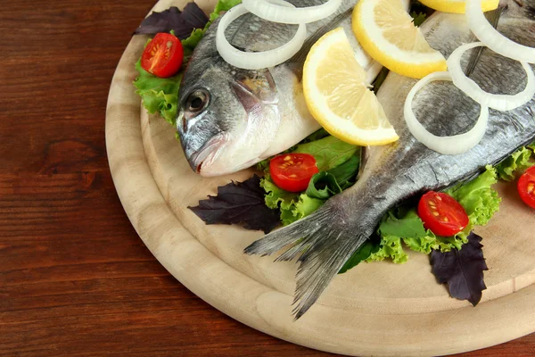 Dorado pescado en primer plano de la mesa —  Fotos de Stock