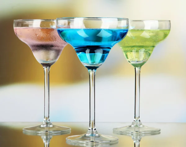 Cocktails op lichte achtergrond — Stockfoto