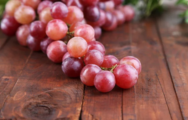 Ripe purple grapes on wooden table close-up — Stock Photo, Image