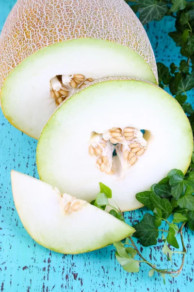 Meloner mogna på träbord närbild — Stockfoto