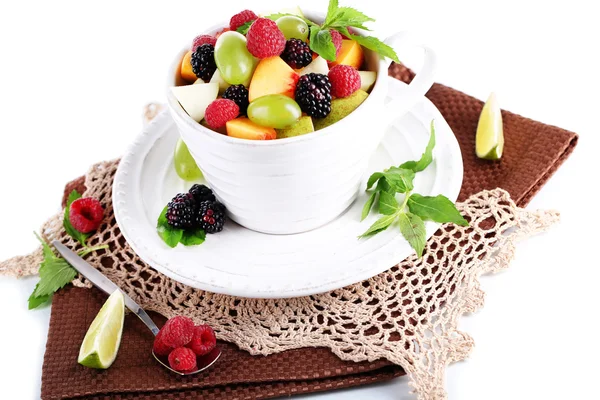 Insalata di frutta in tazza su tovagliolo isolato su bianco — Foto Stock