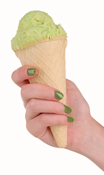 Mão segurando sorvete verde em cone de waffle isolado em branco — Fotografia de Stock