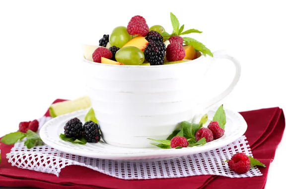 Fruktsallad i cup på servett isolerad på vit — Stockfoto