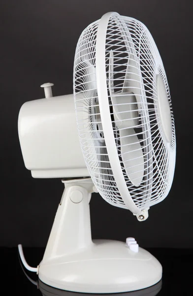 Ventilador elétrico em fundo cinza — Fotografia de Stock