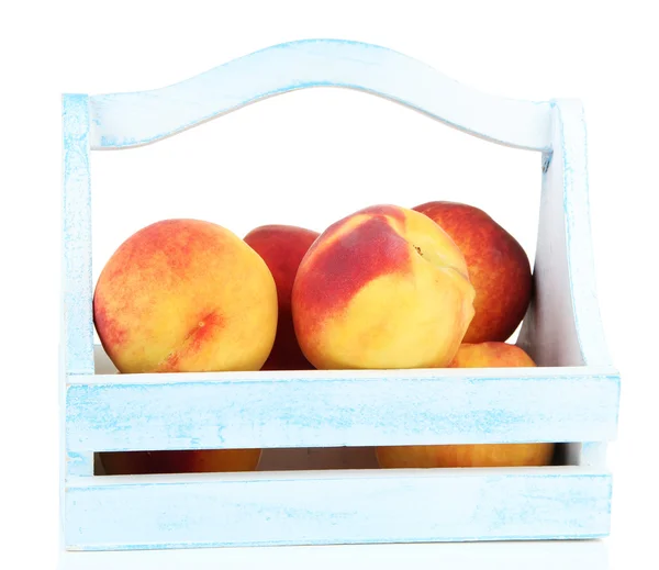 Спелые сладкие персики в корзине, изолированные на белом — стоковое фото