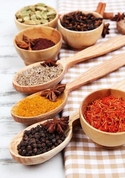 Verschillende kruiden en specerijen op tafel close-up — Stockfoto