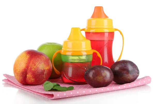 Frukt och nappflaskor med kompott på servett isolerad på vit — Stockfoto