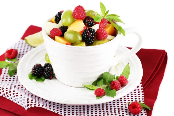 Gyümölcssaláta szalvétára elszigetelt fehér csészében — Stock Fotó