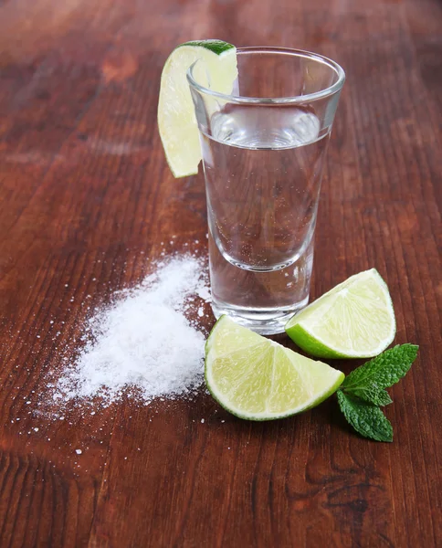 Tequila in Glas auf Holztisch in Großaufnahme — Stockfoto