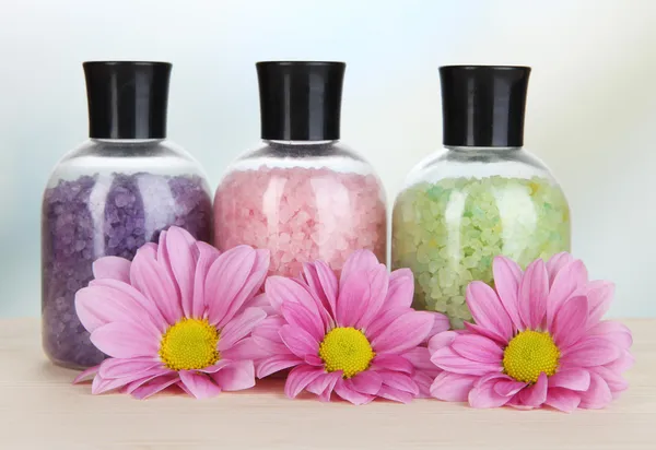 Aromatherapie Mineralien - buntes Badesalz auf hellem Hintergrund — Stockfoto