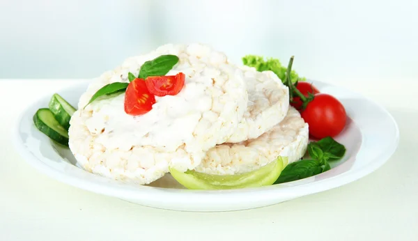 Smakelijke crispbreads met groenten op witte tafel — Stockfoto