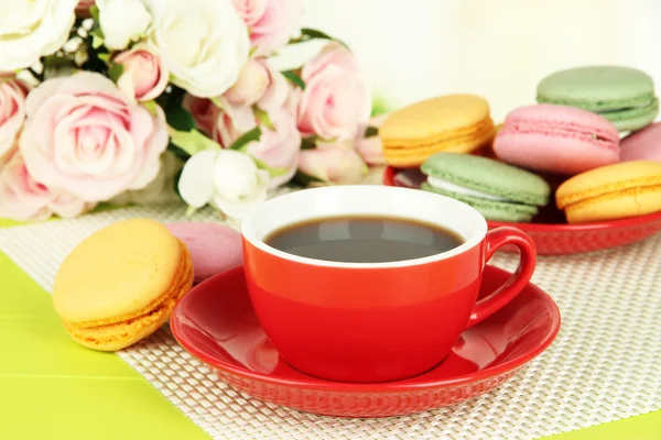 Kahve ve açık renkli tablo üzerinde macaroons — Stok fotoğraf