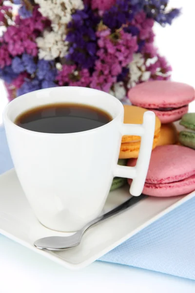 Koffie en bitterkoekjes close-up — Stockfoto