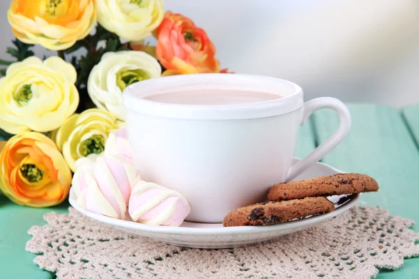 Cocoa drink on wooden table, on bright background — Stock Photo, Image