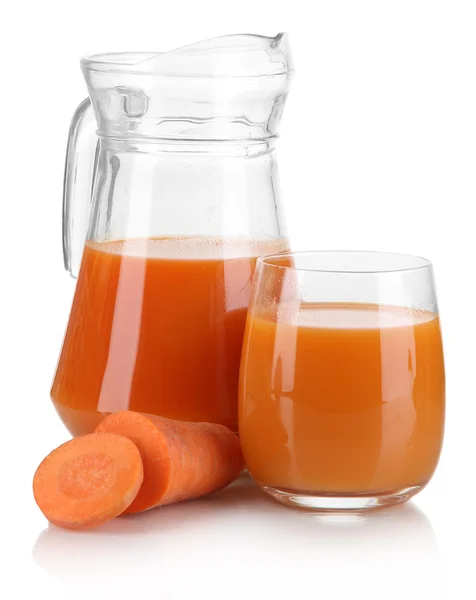 Jus de carotte et carotte fraîche isolés sur blanc — Photo
