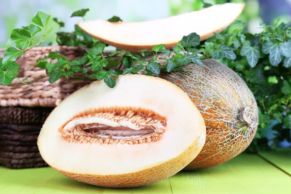 Melones maduros sobre mesa de madera sobre fondo natural —  Fotos de Stock