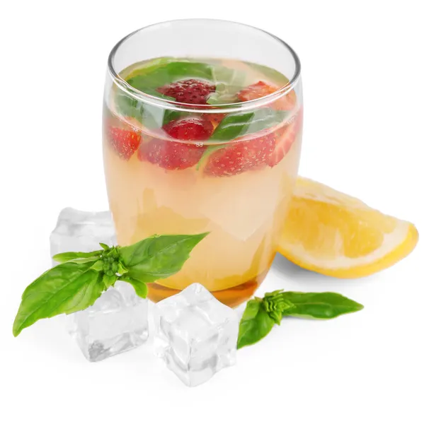 유리, 흰색 절연에 딸기와 향미료 레모네이드 — 스톡 사진