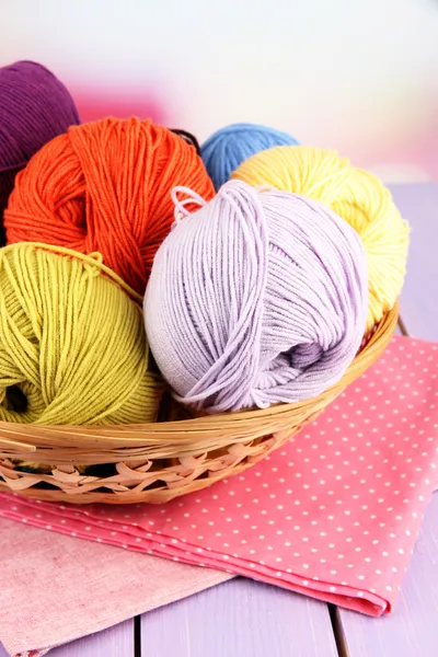 Разноцветные клювы в плетеной корзине с салфетками крупным планом — стоковое фото